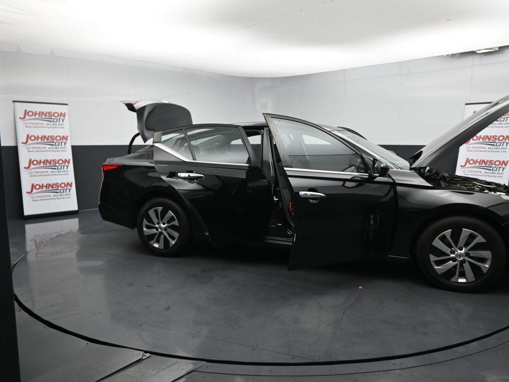 2022 Super Black Clearcoat Nissan Altima