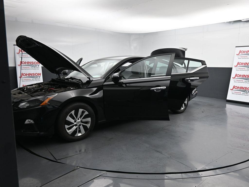 2022 Super Black Clearcoat Nissan Altima
