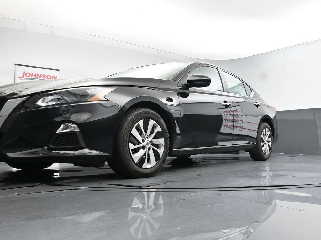 2022 Super Black Clearcoat Nissan Altima
