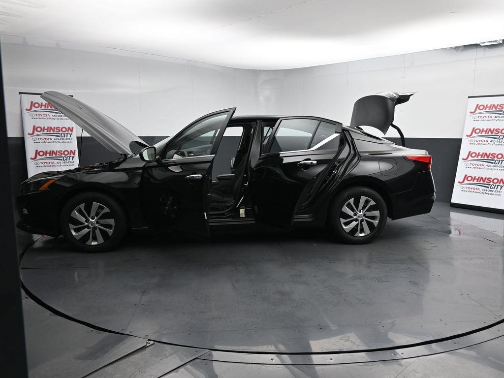 2022 Super Black Clearcoat Nissan Altima