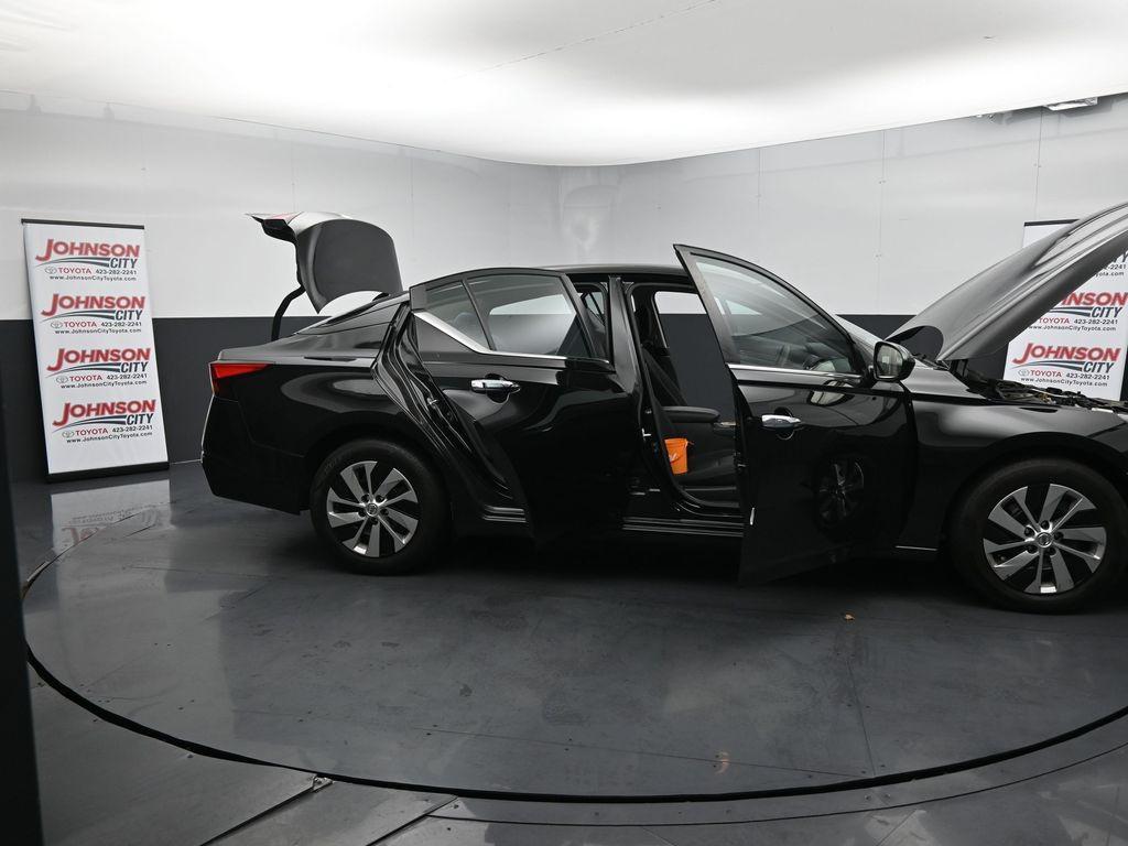 2022 Super Black Clearcoat Nissan Altima