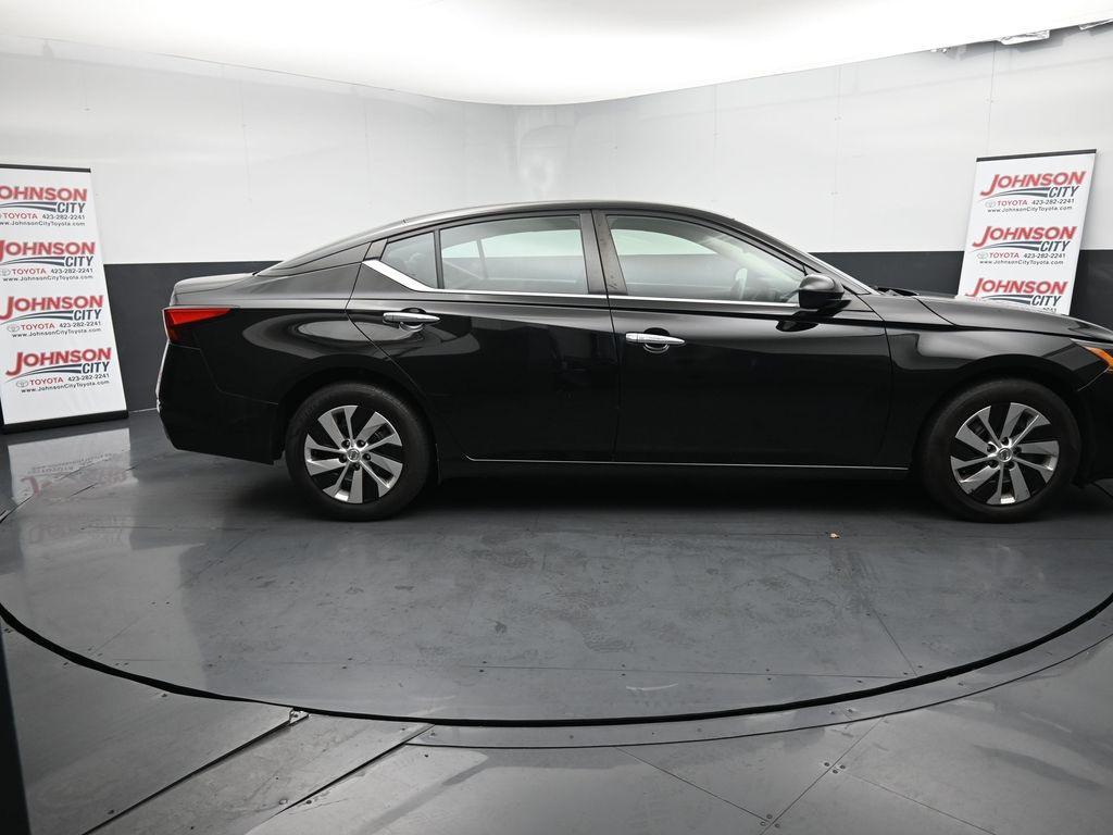 2022 Super Black Clearcoat Nissan Altima