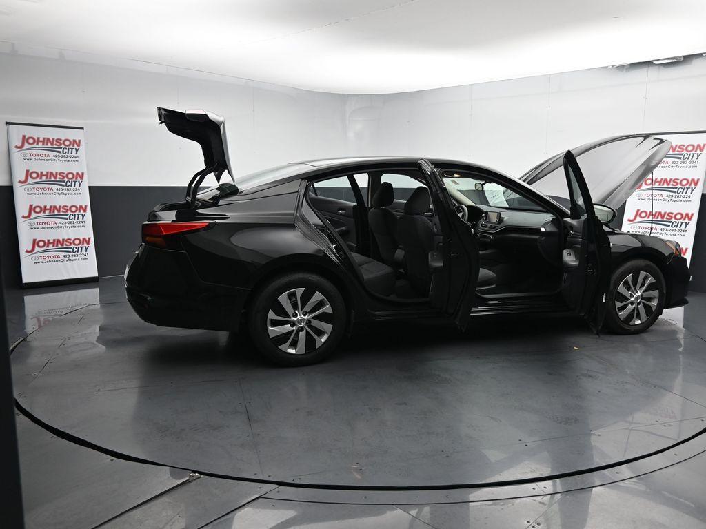 2022 Super Black Clearcoat Nissan Altima