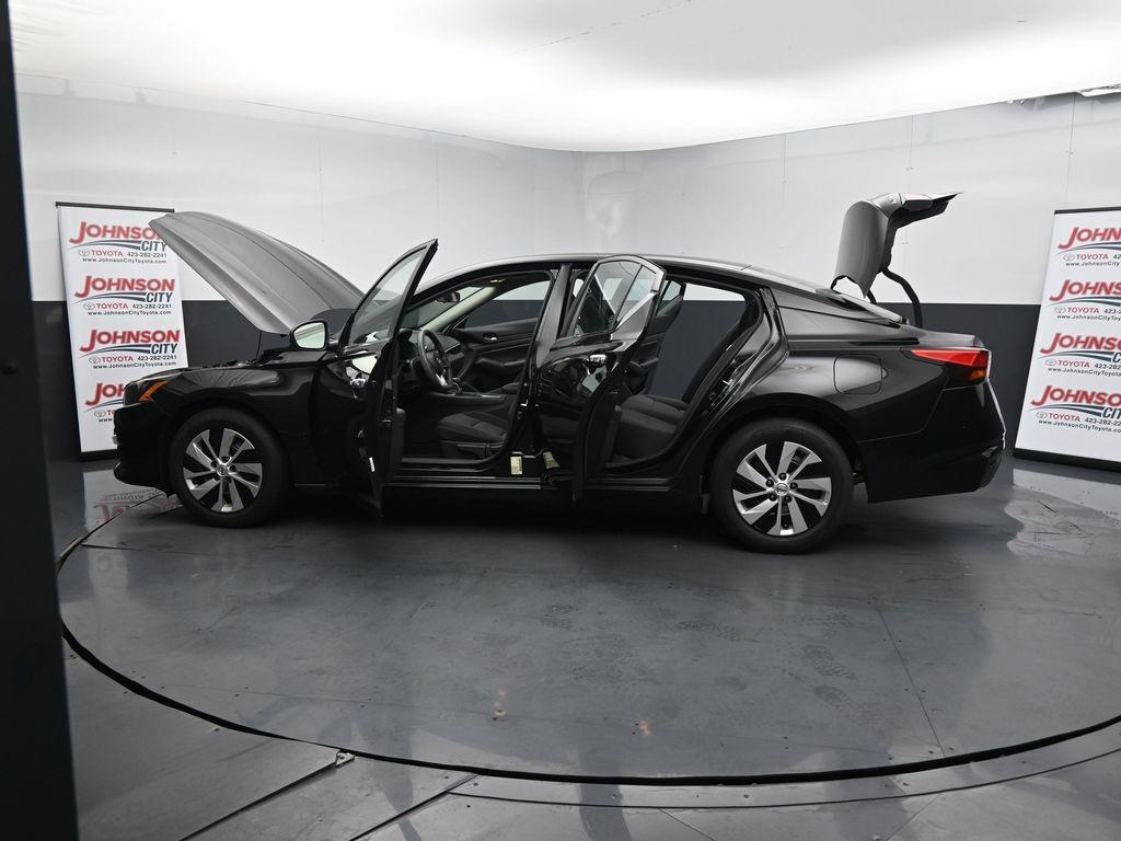 2022 Super Black Clearcoat Nissan Altima