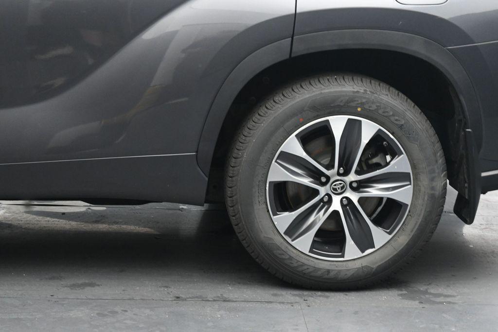 used 2021 Toyota Highlander car, priced at $32,201