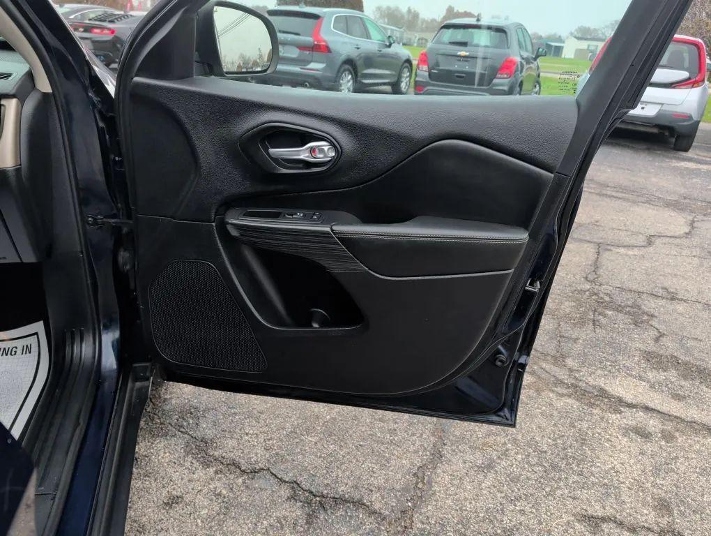 used 2016 Jeep Cherokee car, priced at $7,777