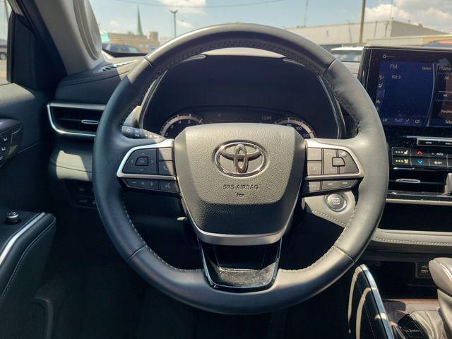 used 2022 Toyota Highlander car, priced at $43,989