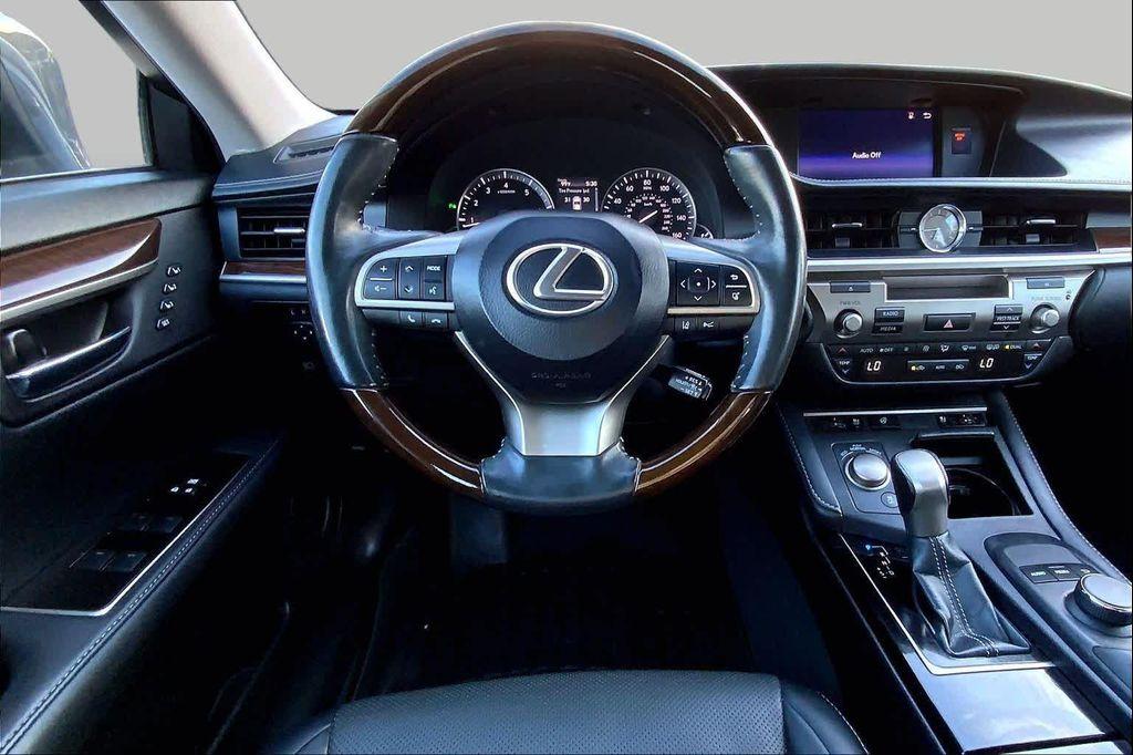 Lexus ES view 6