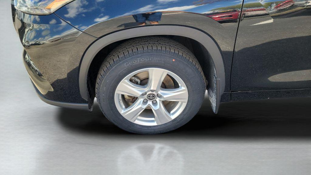 used 2024 Toyota Highlander car, priced at $31,019