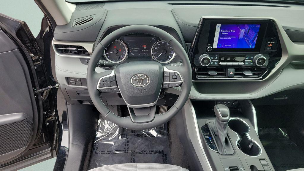 used 2023 Toyota Highlander car, priced at $30,918