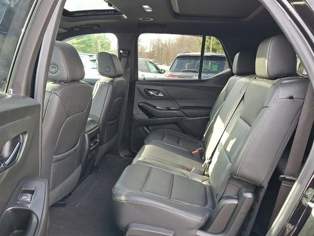 used 2022 Chevrolet Traverse car, priced at $28,386