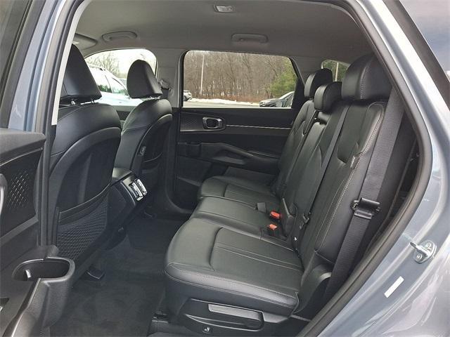 used 2025 Kia Sorento car, priced at $31,995