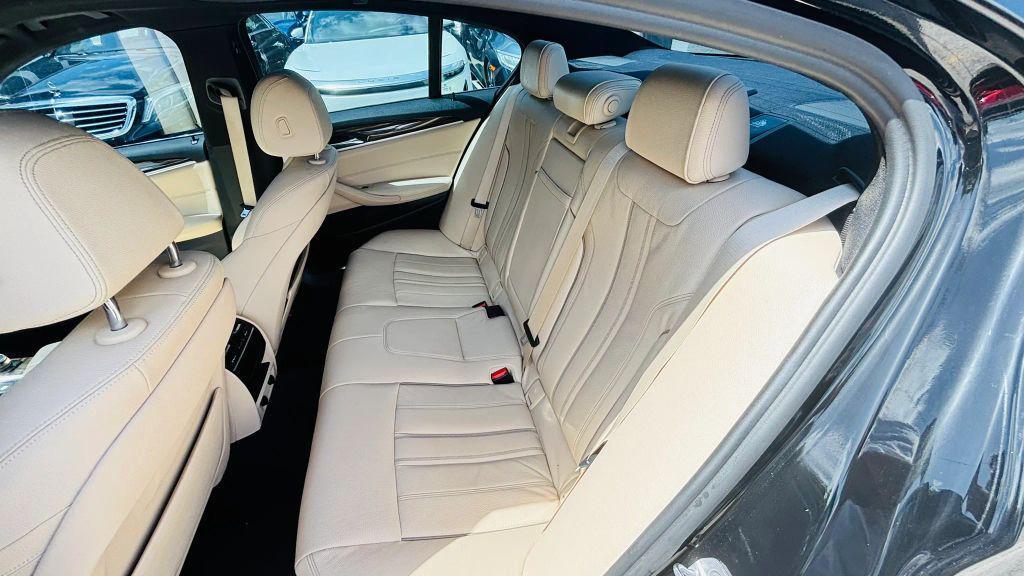 BMW 5 Series view 10