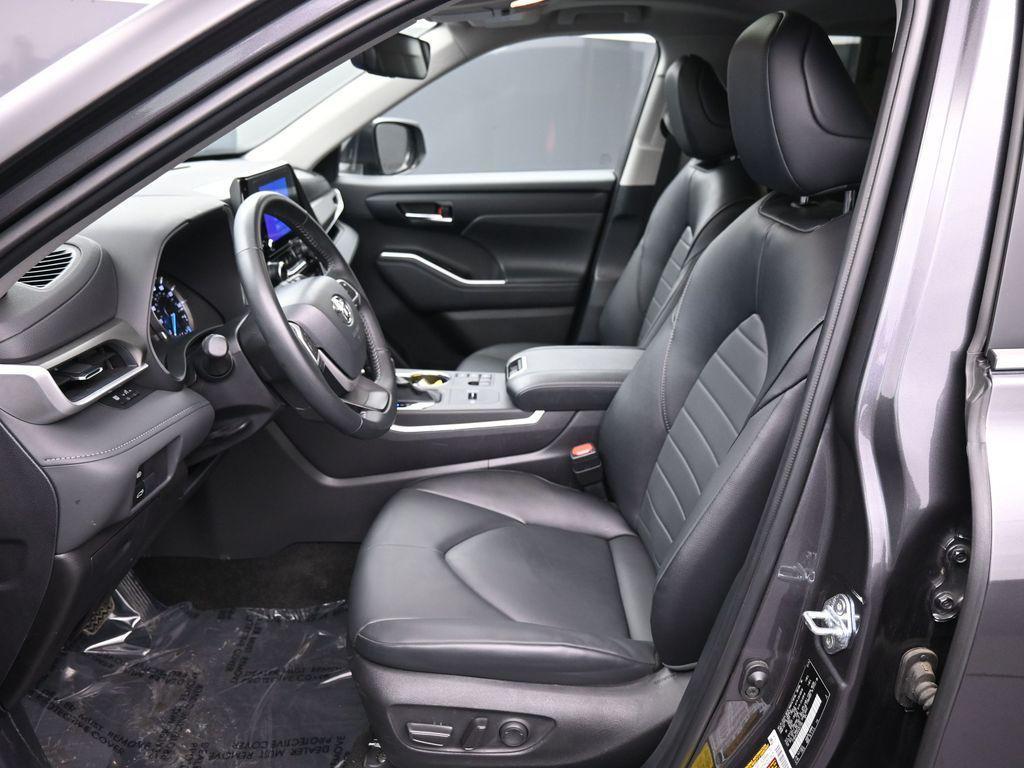 used 2025 Toyota Highlander Hybrid car, priced at $49,000