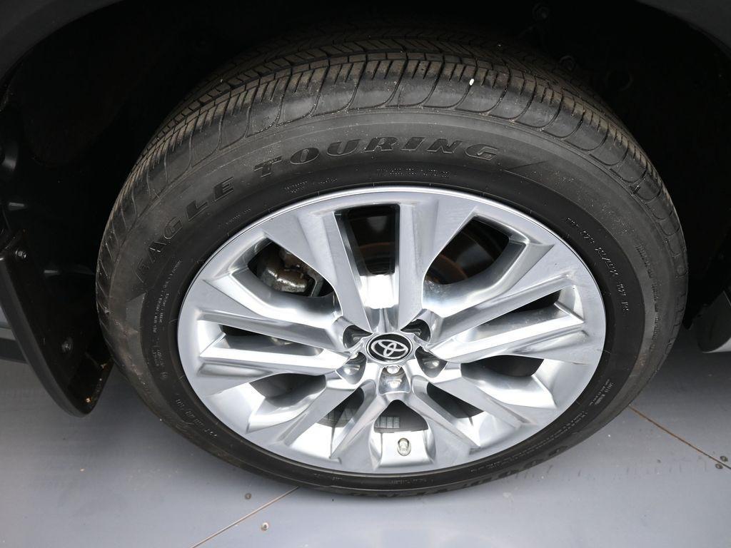 used 2023 Toyota Highlander car, priced at $33,500