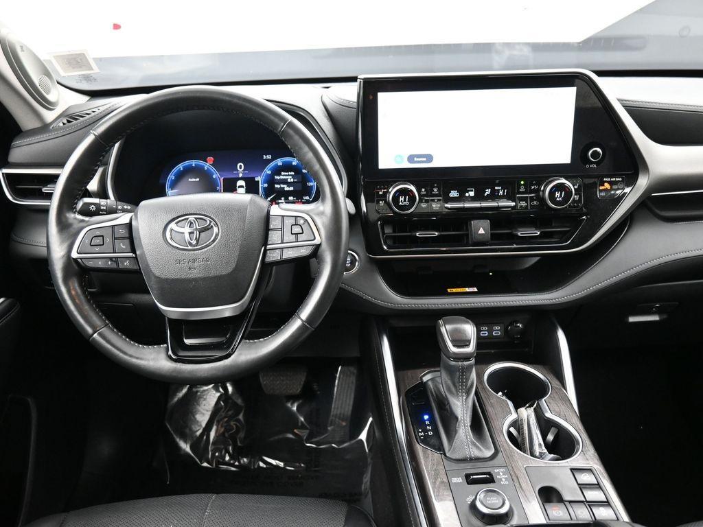 used 2023 Toyota Highlander car, priced at $33,500