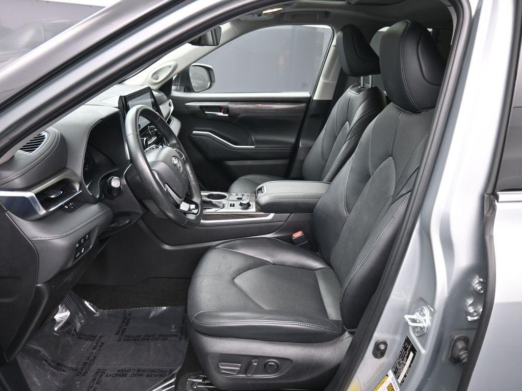 used 2023 Toyota Highlander car, priced at $33,500