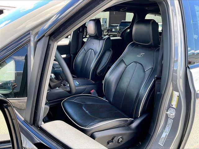 used 2025 Chrysler Pacifica car, priced at $33,569