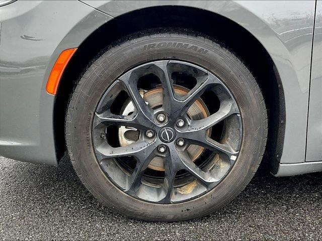used 2025 Chrysler Pacifica car, priced at $35,054
