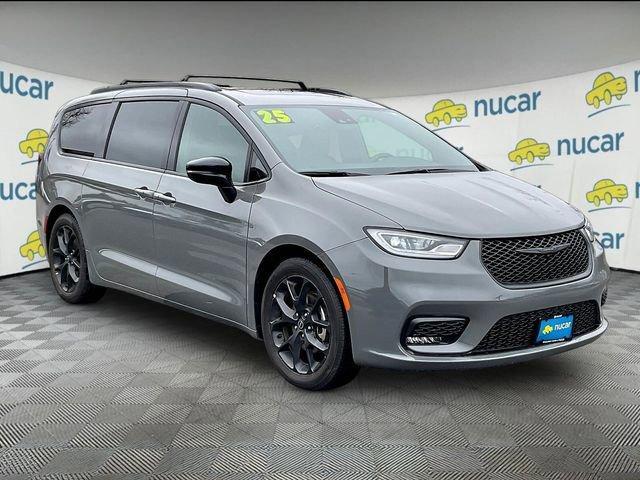 used 2025 Chrysler Pacifica car, priced at $35,394