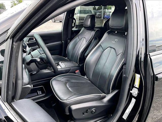 used 2025 Chrysler Pacifica car, priced at $35,091