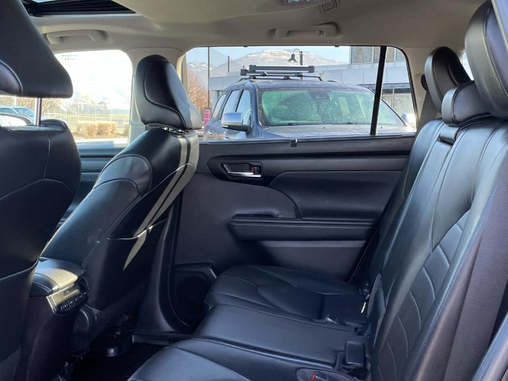used 2022 Toyota Highlander car, priced at $29,990