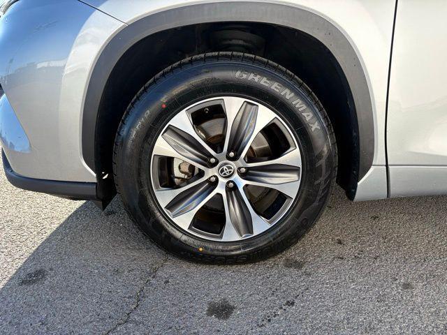 used 2023 Toyota Highlander car, priced at $30,988