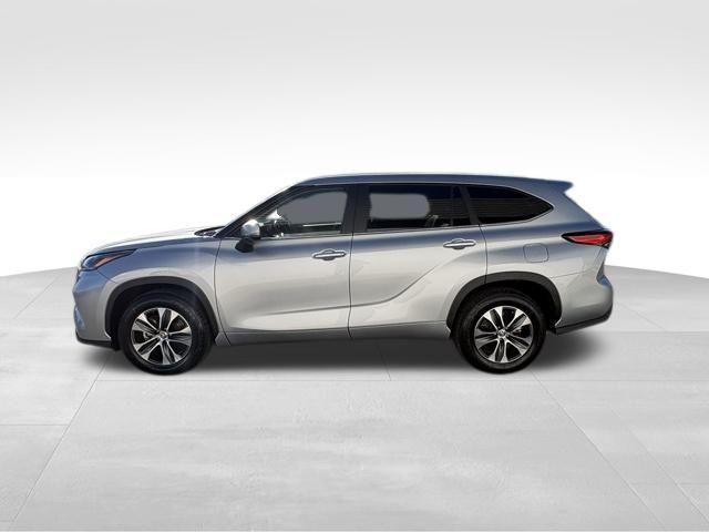 used 2023 Toyota Highlander car, priced at $30,988