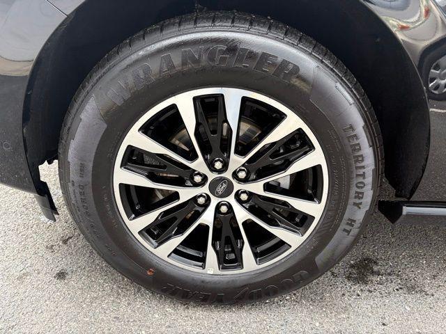 used 2025 Ford Expedition car, priced at $68,998