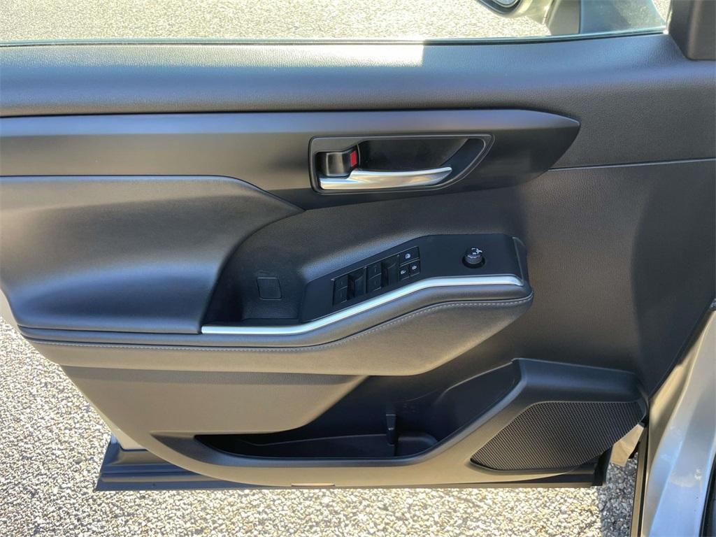 used 2022 Toyota Highlander car, priced at $33,333