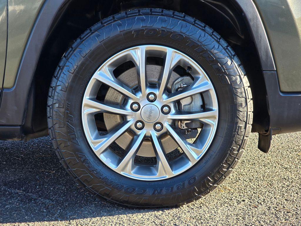 used 2019 Jeep Cherokee car, priced at $16,954