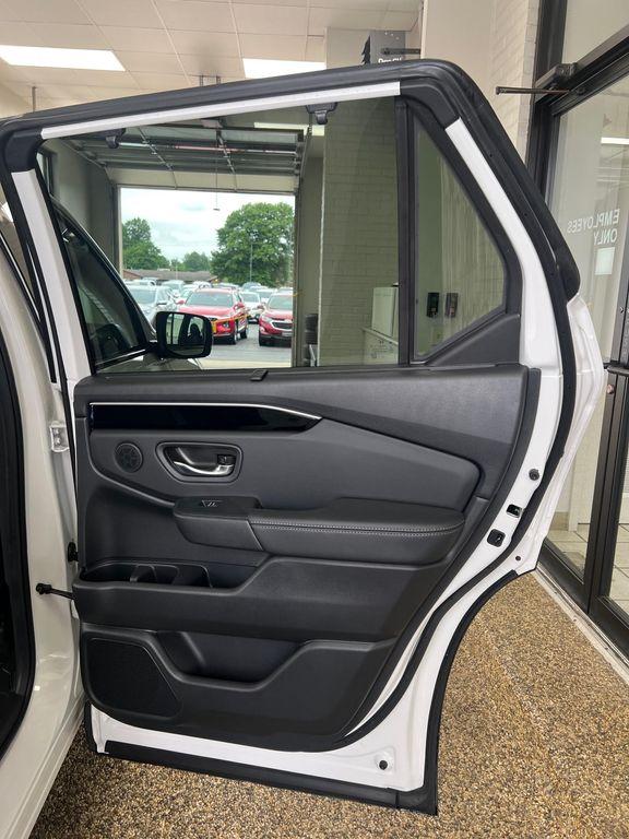 new 2025 Honda Pilot car, priced at $53,405