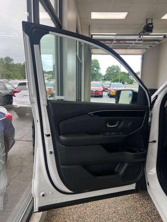 new 2025 Honda Pilot car, priced at $53,405