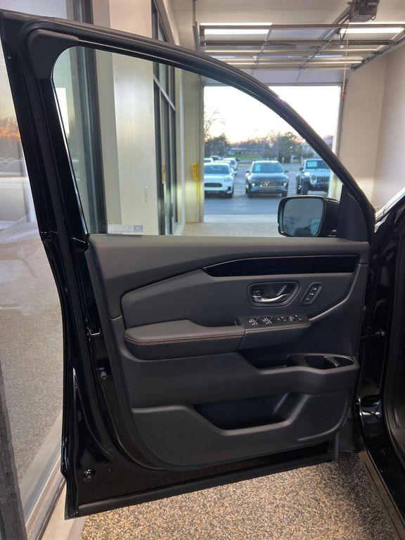 new 2025 Honda Pilot car, priced at $50,895