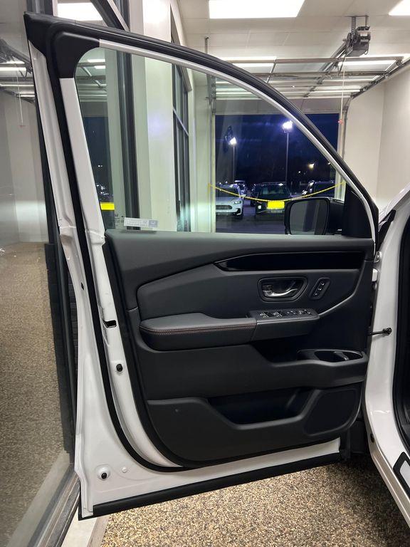 new 2025 Honda Pilot car, priced at $51,830