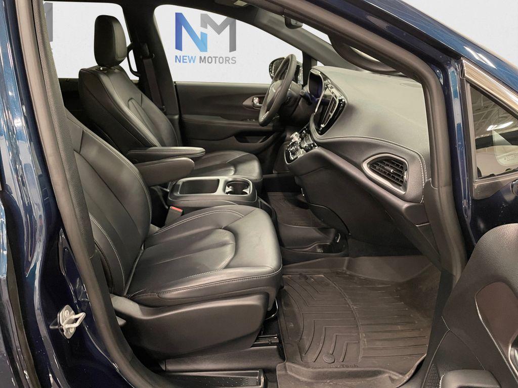 used 2025 Chrysler Pacifica car, priced at $39,344