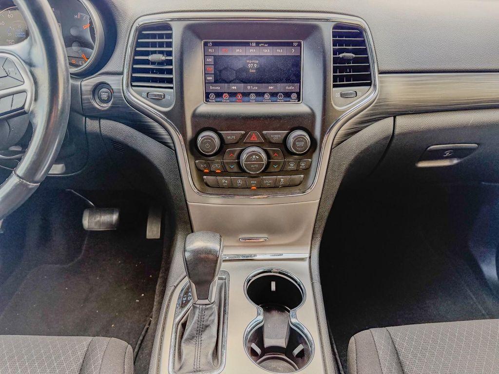 Bright White Clearcoat 2021 Jeep Grand Cherokee Laredo