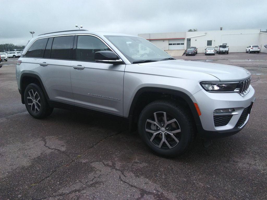 new 2025 Jeep Grand Cherokee car, priced at $45,477