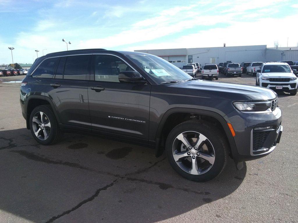 new 2026 Jeep Grand Cherokee car, priced at $48,977