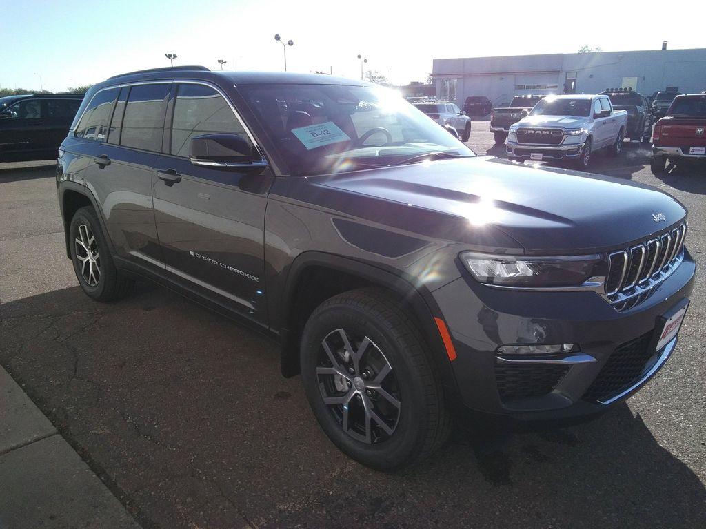 new 2025 Jeep Grand Cherokee car, priced at $44,977