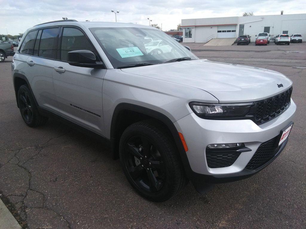 new 2025 Jeep Grand Cherokee car, priced at $47,477