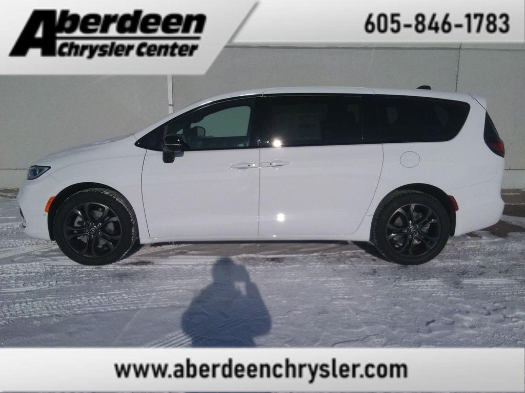 new 2026 Chrysler Pacifica car, priced at $45,977