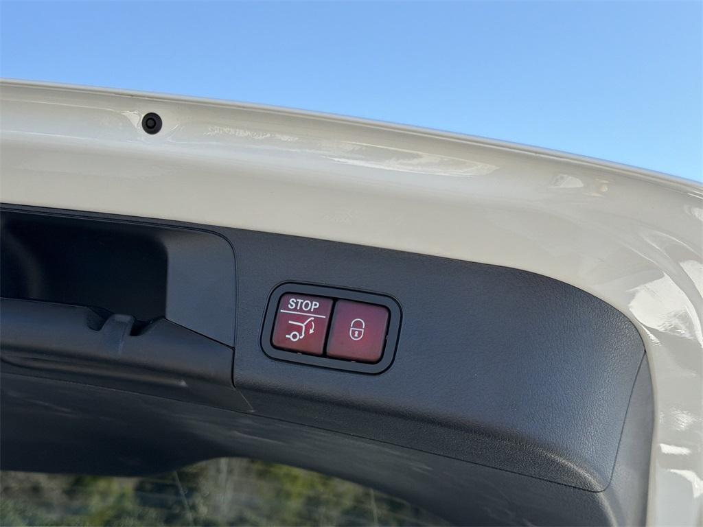 new 2025 Mercedes-Benz GLB 250 car, priced at $52,230