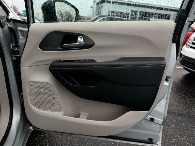 used 2024 Chrysler Pacifica car, priced at $29,000