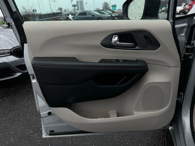 used 2024 Chrysler Pacifica car, priced at $29,000