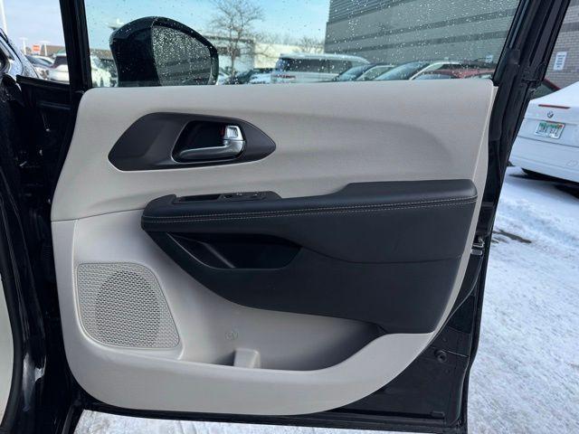 used 2024 Chrysler Pacifica car, priced at $29,000