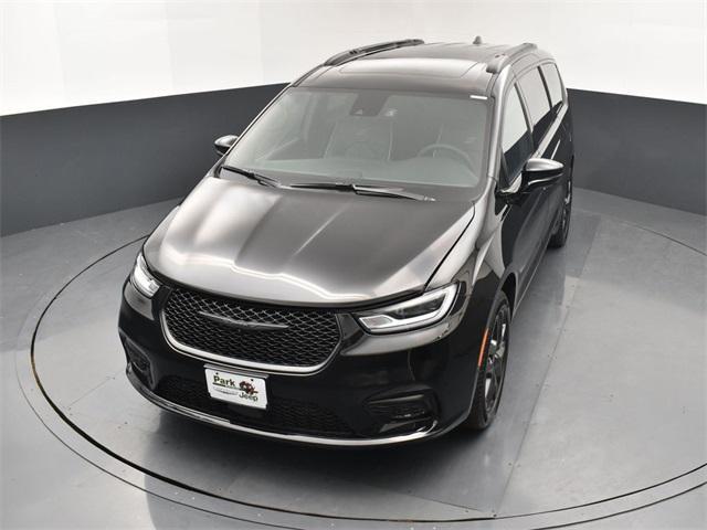 new 2026 Chrysler Pacifica car, priced at $54,405