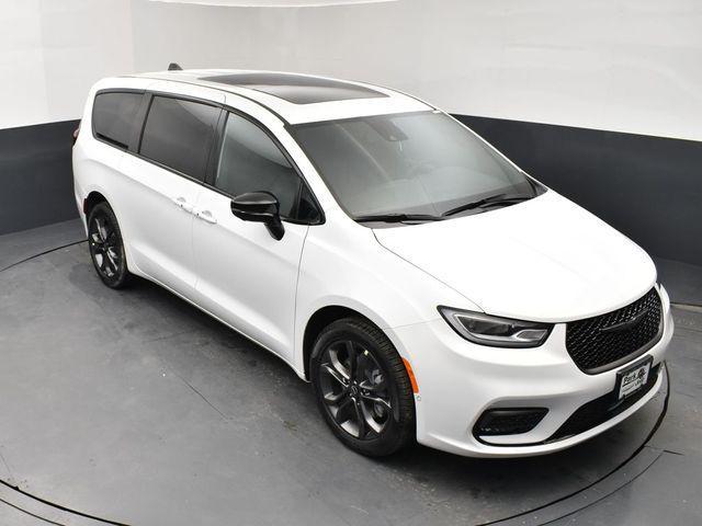 new 2026 Chrysler Pacifica car, priced at $45,955