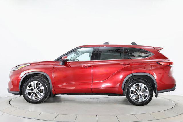 used 2021 Toyota Highlander car, priced at $33,389