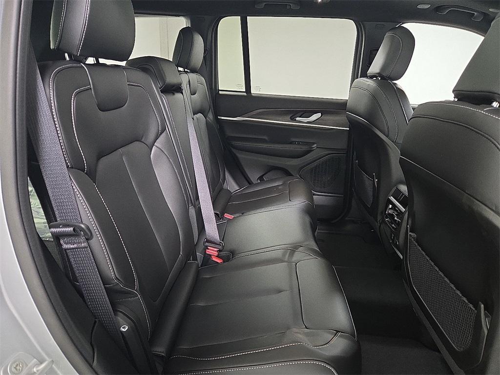 new 2025 Jeep Grand Cherokee car, priced at $49,074